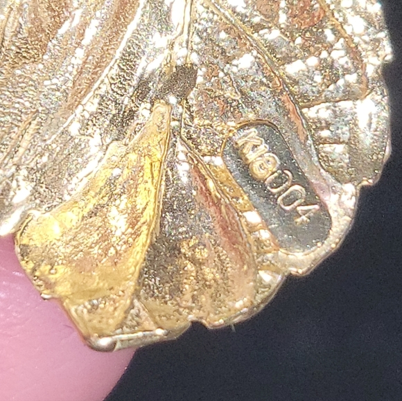 Leaf Motif Earrings in Solid 18K yellow Gold [clip-on and screw type lock] - Picture 15 of 17